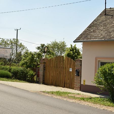 Anna Apartman Leilighet Maroslele Eksteriør bilde